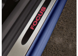 Ford-Focus-2004-2011-instaplijsten-voor-5-drs-sedan-wagon-met-rood-verlicht-Focus-logo-1676402